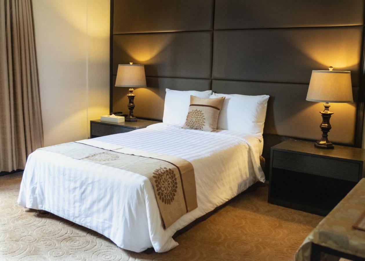 טמונינג One Pacific Hotel מראה חיצוני תמונה